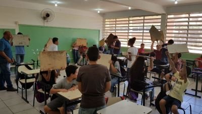 Falta de carteiras revolta professores e alunos